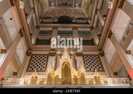 The restored Wanamaker Organ in the 7 storey Grand Court at Macy's department store in Center City, Philadelphia Stock Photo