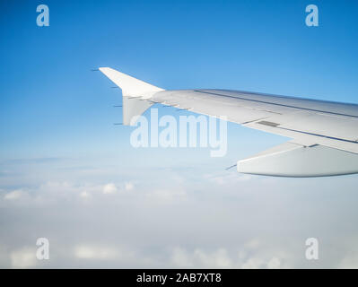 Ein Flugzeug ueber den Wolken Stock Photo