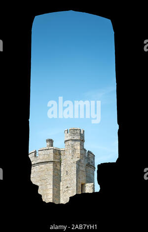 Ein schoener Blick durch ein Fenster auf das Schloss Bodiam in England