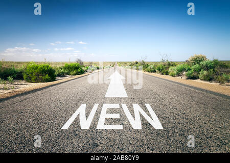 Eine unendlich lange Strasse mit der wegweisenden Aufschrift: 'New' Stock Photo