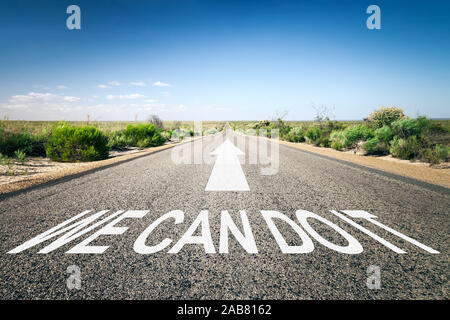 Eine unendlich lange Strasse mit der wegweisenden Aufschrift: 'We Can Do It' Stock Photo