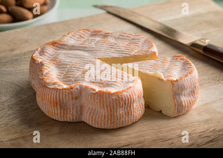 https://l450v.alamy.com/450v/2ab88fh/french-petit-tourtain-and-creamy-piece-on-a-cutting-board-for-dessert-2ab88fh.jpg