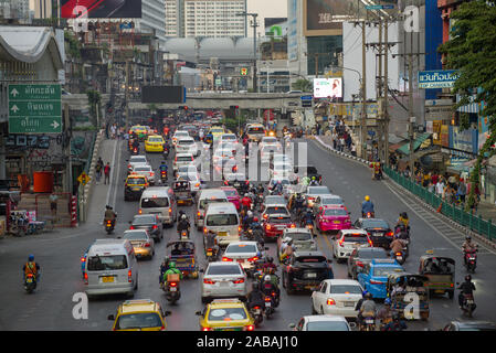 BANGKOK, THAILAND - JANUARY 02, 2019: Evening traffic on Ratchadamri Road Stock Photo