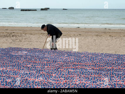 Cyril Ager a sapper from the Royal Engineers who landed on this beach 'Gold Beach' D-Day plus half hour planting a flag in remembrance for the D- Day celebrations. June 5th 2014. Stock Photo