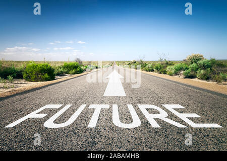 Eine unendlich lange Strasse mit der wegweisenden Aufschrift: 'Future' Stock Photo