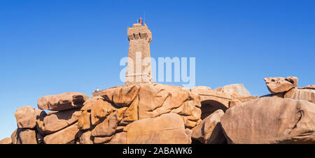 The Pors Kamor lighthouse along the Côte de granit rose / Pink Granite Coast at Ploumanac'h, Perros-Guirec, Côtes-d'Armor, Brittany, France Stock Photo