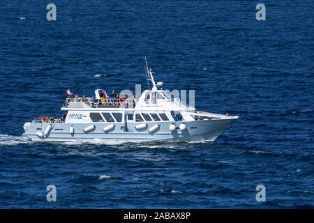 Excursion boat Armor Navigation sailing with tourist along Côte de granit rose / Pink Granite Coast to the Sept-Iles islands, Côtes-d'Armor, France Stock Photo