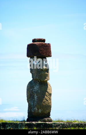 Moai on Easter Island, Rapa Nui; Valparaíso Region; Chile; Isla de Pascua.  Aha Tahai ceremonial complex. This Moai, Ko Te Riku, is the only one with p Stock Photo