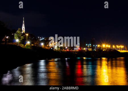 Reflet de la ville sur la fleuve saint-Laurent. la prise de vue a été fait au quai des hommes sur le boulvard champlain a Québec Stock Photo