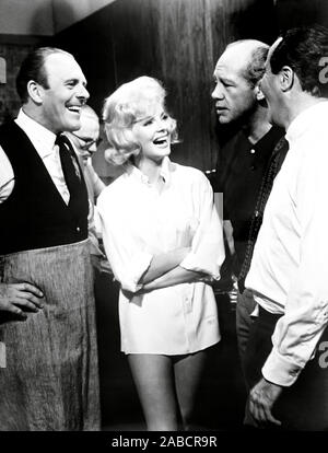 HOW TO MURDER YOUR WIFE, from left: Virna Lisi, Jack Lemmon, 1965 Stock ...