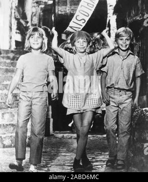 PIPPI IN THE SOUTH SEAS, (aka PIPPI LANGSTRUMP PA DE SJU HAVEN), from left: Maria  Persson, Inger Nilsson, Par Sundberg, 1970 Stock Photo - Alamy