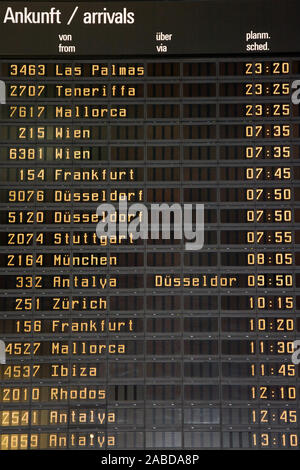 Ankunftschild im Flughafen Berlin Stock Photo