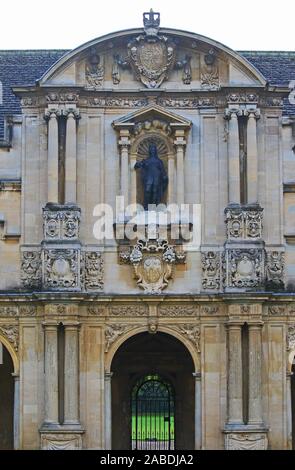 archway in the Canterbury quad in St John's college Oxford with a statue of King Charles 1st built in 1636 and the coat of arms of the Archbishop Laud Stock Photo