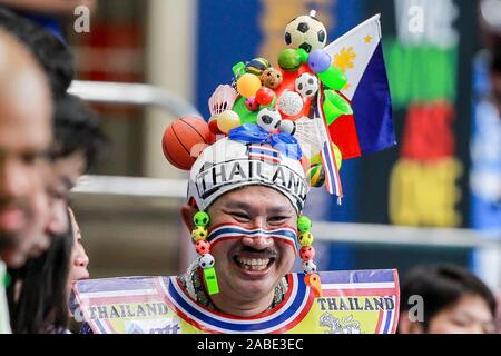 Quezon City, Philippines. 27th Nov, 2019. A Thai fan wears colorful costume during the preliminary round of the women's floorball match between Thailand and Singapore at the SEA Games 2019 in Quezon City, the Philippines, Nov. 27, 2019. Credit: Rouelle Umali/Xinhua/Alamy Live News Stock Photo