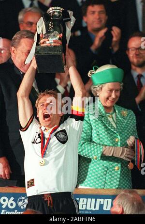 firo: Football, 30.06.1996 Euro European Championship European Championship 1996 Final Final Germany - Czech Republic 2: 1 nV European champion award ceremony Jurgen Klinsmann with trophy by Queen Elisabeth 2 | usage worldwide Stock Photo