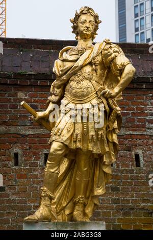 Gilt statue of Gulielmo III (King William III) in Roman dress by Jan ...