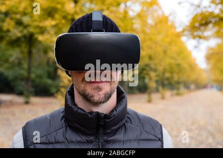 Man wearing VR virtual reality headset Stock Photo