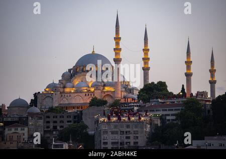 Istanbul: sunset and skyline of the city with view of illuminated Suleymaniye mosque, Ottoman imperial mosque commissioned by Suleiman the Magnificent Stock Photo