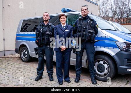 Polizeirätin Susanne Heise mit den  Beamten Melzerund  Horschig bei der  Unterzeichnung einer Absichtserklärung für eine Sicherheitspartnerschaft zwis Stock Photo
