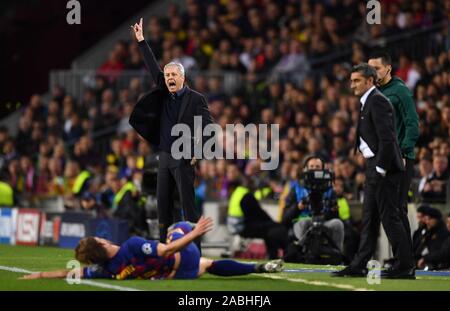 Barcelona, Spain. 27th Nov, 2019. 27 November 2019, Spain, Barcelona: Soccer: Champions League, Group stage, Group F, 5th matchday, FC Barcelona - Borussia Dortmund at Camp Nou. Dortmund coach Lucien Favre from Dortmund (l) and Barcelona coach Ernesto Valverde (r) follow the match. Credit: dpa picture alliance/Alamy Live News Stock Photo