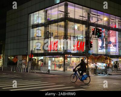 New York, USA. 10th Nov, 2019. A branch of the Swedish fashion group Hennes & Mauritz on 5th Avenue, New York Credit: Christoph Dernbach/dpa/Alamy Live News Stock Photo