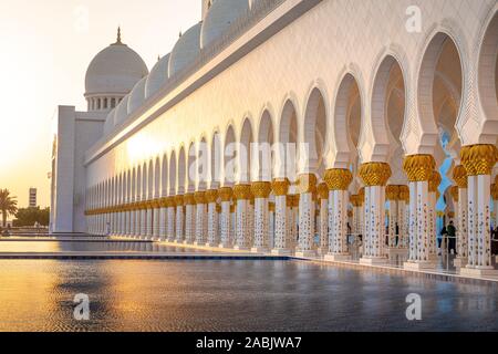 Sunset at the Sheikh Zayed Bin Sultan Al Nahyan Mosque in Abu Dhabi.