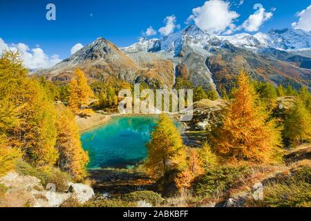 The lake Lac Bleu with the mountains Dent de Perroc (3,676 m) and Aiguille de la Tsa (3668 m). Valais, Switzerland Stock Photo