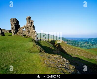 Castell Dinas Brân, Llangollen. Hall, Tower and Inner ditch of ruined Medieval castle. Looking east Stock Photo