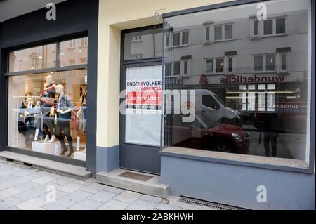 More and more shops in the Hohenzollernstraße in Munich-Schwabing are empty. Retailers are struggling against high rents and online trading. [automated translation] Stock Photo