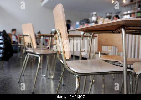 The initiative 'Culture Kitchen' runs the new café 'für Flüchtlinge und Münchner' in the house of the social cooperative 'Bellevue di Monaco' at the corner of Müllerstraße and Corneliusstraße. The modern furniture in retro design was designed by students of the Munich University of Applied Sciences. They were assembled and individually consumed by fugitives at workshops in Bellevue di Monaco. [automated translation] Stock Photo