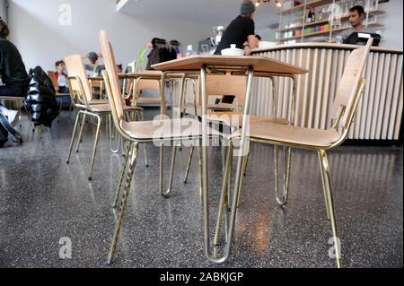 The initiative 'Culture Kitchen' runs the new café 'für Flüchtlinge und Münchner' in the house of the social cooperative 'Bellevue di Monaco' at the corner of Müllerstraße and Corneliusstraße. The modern furniture in retro design was designed by students of the Munich University of Applied Sciences. They were assembled and individually consumed by fugitives at workshops in Bellevue di Monaco. [automated translation] Stock Photo