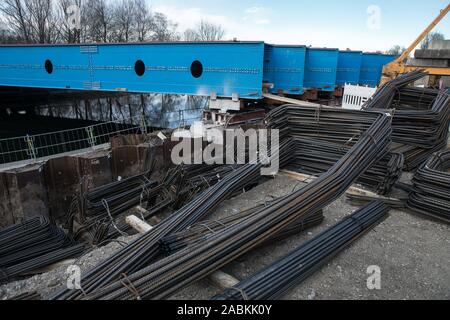 Construction measures for the eight-lane extension of the A99 between the Munich-North motorway junction and the Aschheim/Ismaning junction: At the Isarkanalbrücke Mittlerer Isarkanal. Blue: Beam for falsework, which is used both for demolishing the old bridge and as a support for the formwork for the new bridge. [automated translation] Stock Photo