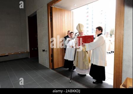 Cardinal Reinhard Marx (m.) consecrates the newly built church St. James at Quiddestrasse 35 in Neuperlach. In the picture the parish and the cardinal move into the church building after knocking on the door three times. [automated translation] Stock Photo