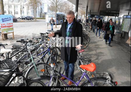 Munich's Lord Mayor Dieter Reiter inspects the Radl Park Chaos at Trudering Station. [automated translation] Stock Photo