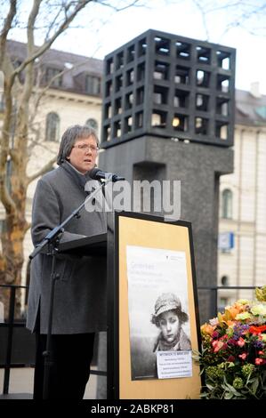 City councillor Brigitte Wolf speaks at a ceremony commemorating the Sinti and Roma from Munich and the surrounding area who were deported by the Nazis in 141 on the Square of the Victims of National Socialism. [automated translation] Stock Photo