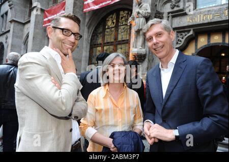 Summer reception of the Lord Mayor of the City of Munich for personalities from culture, art and science in the Rathaushof: Robert Castellitz, Ingrid Trobitz and Max Wagner (Gasteig) in picture (from left to right). [automated translation] Stock Photo