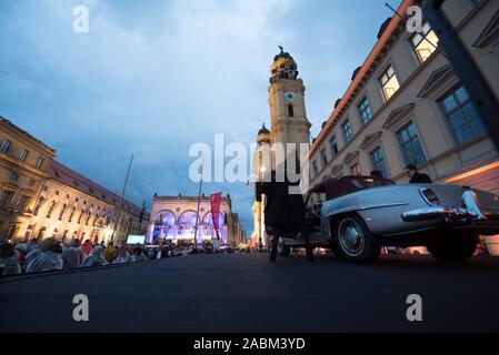 Despite bad weather 8000 guests listen to the opening concert of the series 'Klassik am Odeonsplatz' of the Symphonieorchester des Bayerischen Rundfunks with its conductor Alan Gilbert and the soprano Renée Flemming. [automated translation] Stock Photo