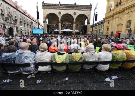 Despite bad weather 8000 guests listen to the opening concert of the series 'Klassik am Odeonsplatz' of the Symphonieorchester des Bayerischen Rundfunks with its conductor Alan Gilbert and the soprano Renée Flemming. [automated translation] Stock Photo
