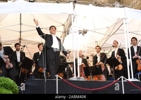 Despite bad weather 8000 guests listen to the opening concert of the series 'Klassik am Odeonsplatz' of the Symphonieorchester des Bayerischen Rundfunks with its conductor Alan Gilbert (in the picture) and the soprano Renée Flemming. [automated translation] Stock Photo