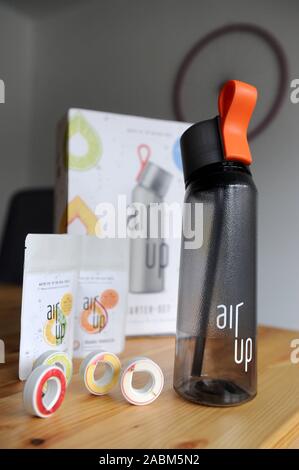 The start-up company Air up produces drinking bottles that only give  water taste through scent. Here: The drinking bottle of Air up.  [automated translation] Stock Photo - Alamy
