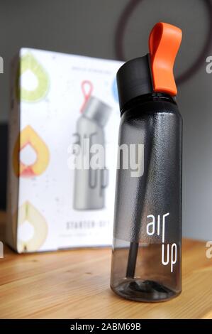 The start-up company Air up produces drinking bottles that only give  water taste through scent. Here: The drinking bottle of Air up.  [automated translation] Stock Photo - Alamy
