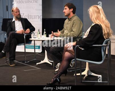 Michael Zirnstein (left) and Susanne Hermanski at the Night of the SZ Authors at the Bavarian Academy of Fine Arts in conversation with Old Utting Captain Daniel Hahn on the topic: 'Munich - our village should become more weird'. [automated translation] Stock Photo