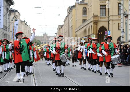 Voluntary fire brigade Freising at the Trachten and Schützenzug at the beginning of the Munich Oktoberfest. [automated translation] Stock Photo