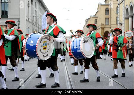 Voluntary fire brigade Freising at the Trachten and Schützenzug at the beginning of the Munich Oktoberfest. [automated translation] Stock Photo