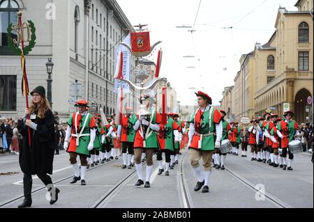 Voluntary fire brigade Freising at the Trachten and Schützenzug at the beginning of the Munich Oktoberfest. [automated translation] Stock Photo