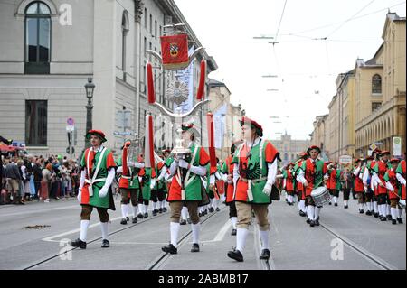 Voluntary fire brigade Freising at the Trachten and Schützenzug at the beginning of the Munich Oktoberfest. [automated translation] Stock Photo