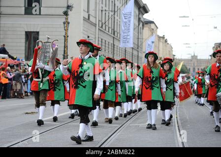 Voluntary fire brigade Freising at the Trachten and Schützenzug at the beginning of the Munich Oktoberfest. [automated translation] Stock Photo