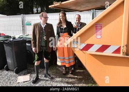 Mayor Manuel Pretzl (l.), celebration leader and economic consultant Clemens Baumgärtner as well as municipal consultant Kristina Frank (all CSU) present the waste concept of the Munich Waste Management Company (AWM) for the Oktoberfest at the Wiesn. In the picture they pose next to a paper container for the photographers. [automated translation] Stock Photo
