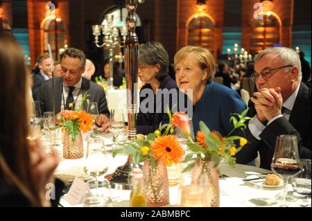 Chancellor Angela Merkel at the Night of the European Economy at the SZ Economic Summit in Berlin. To the right is Kurt Kister, editor-in-chief of the Süddeutsche Zeitung. [automated translation] Stock Photo