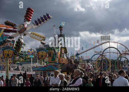 Crowd and ride Flip Fly on the Munich Wiesn. In the background the